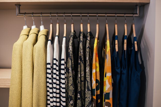 how to organize your closet by color