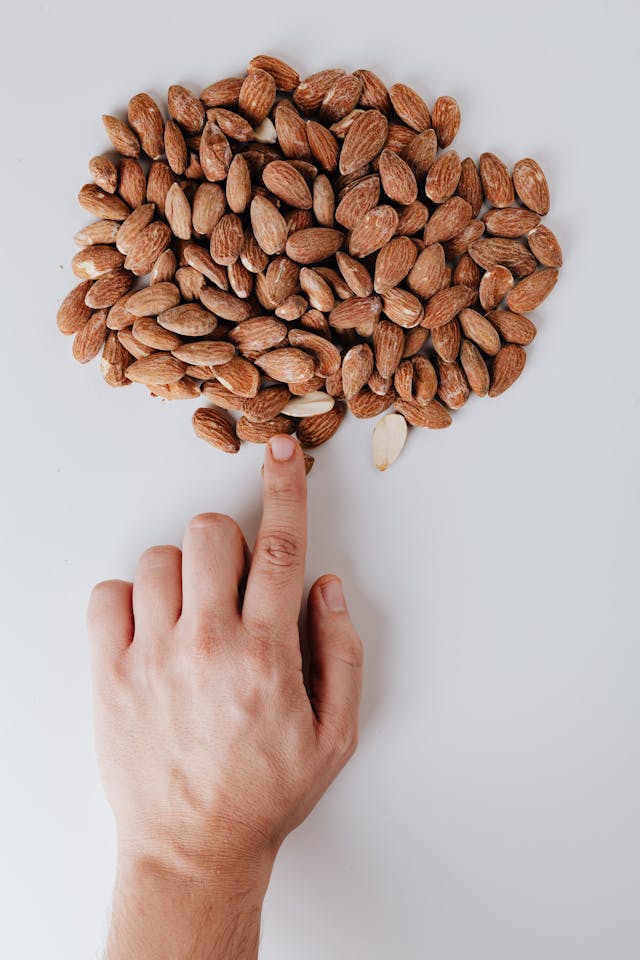 how many almonds to eat per day