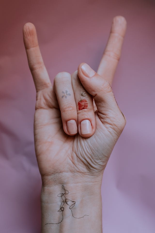Finger Tattoos: 4 trending design